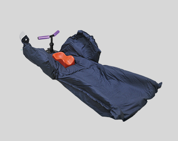 Vacuum-bag immobilisation cushion conformed to a supine patient outline with quick-release valve and pump connection